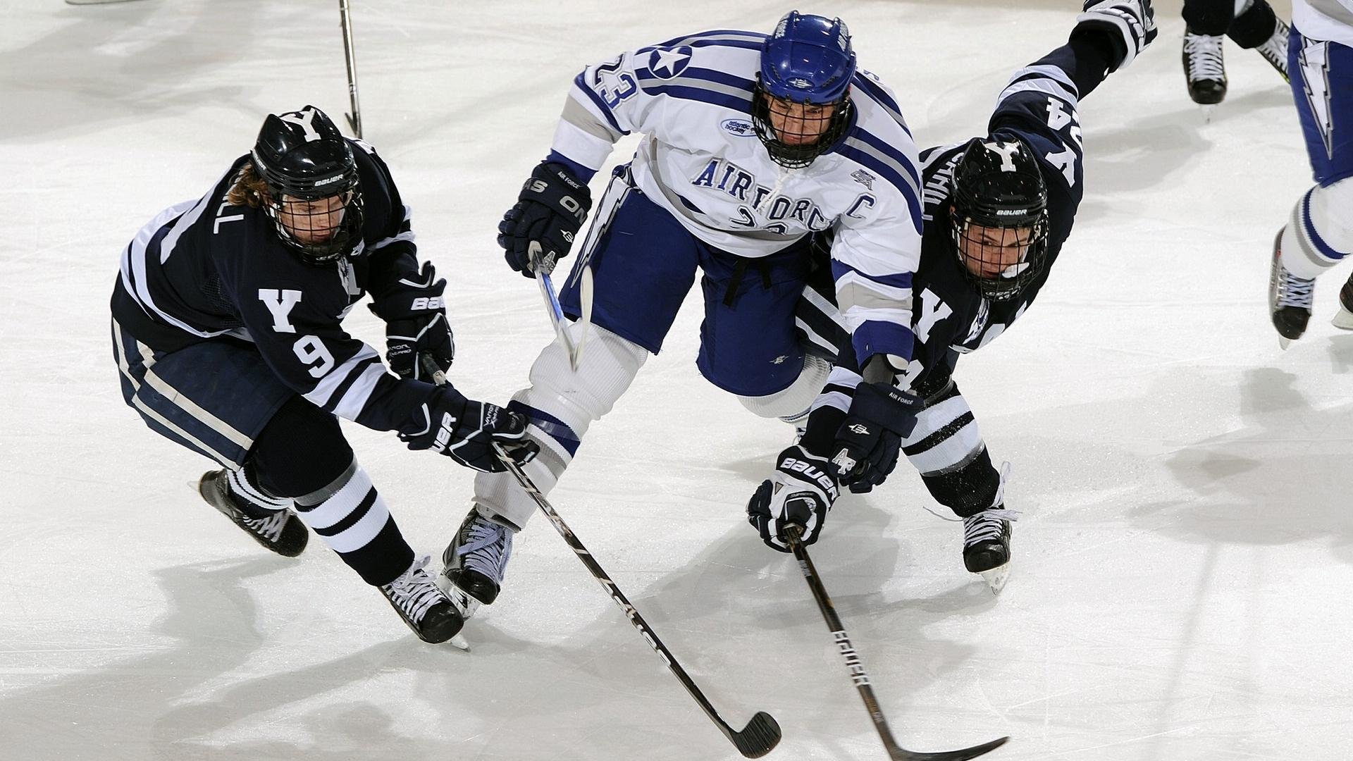 AYX体育官网-库兹马诺维奇在巴黎奥运会手球比赛中多次扑救点球，库兹马持球