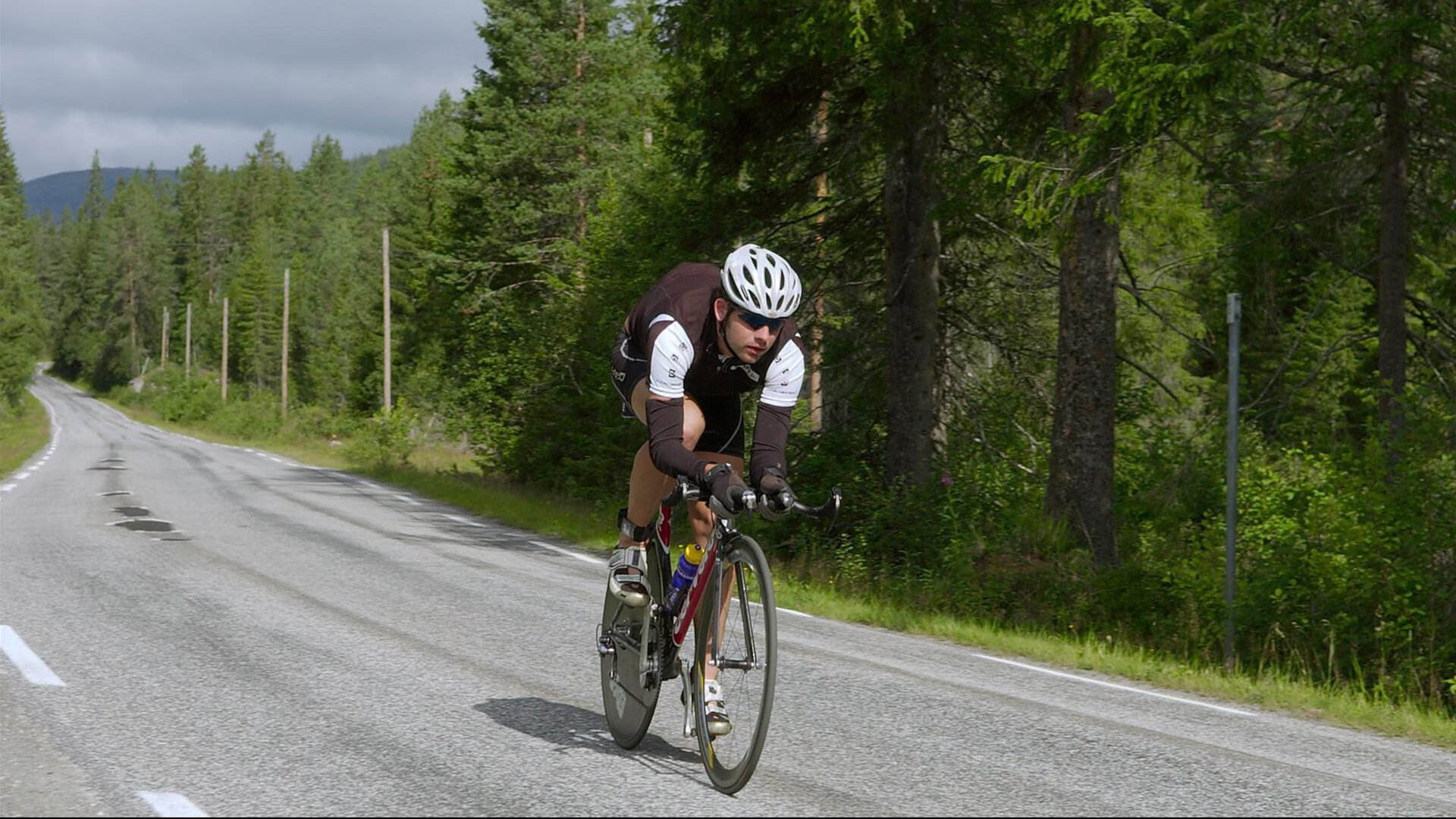 AYX SPORTS-德国骑手格里高利·瓦特莱特在2024年国际马术联合会障碍赛世界巡回赛中以“Maximus”马匹获得个人第五名,展现坚韧精神。